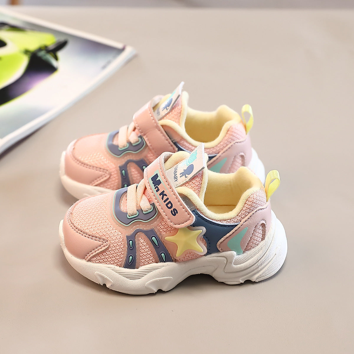 Children's Soft-soled Sneakers Are Light And Fashionable For Kids